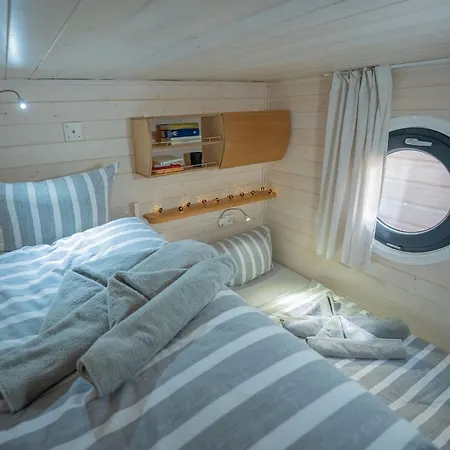 Πλωτό κατάλυμα Magisches Abenteuer-hausboot Juno Fürstenberg-Havel