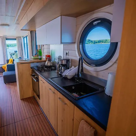 Magisches Abenteuer-hausboot Juno