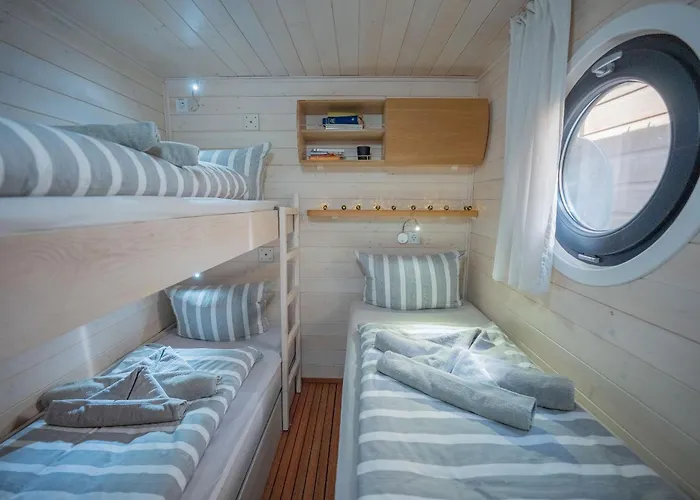 Magisches Abenteuer-hausboot Juno بوتيل